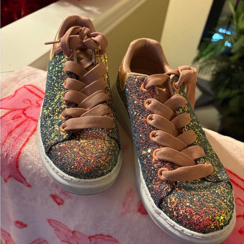 Skechers glittery shoe 6.5. Limited